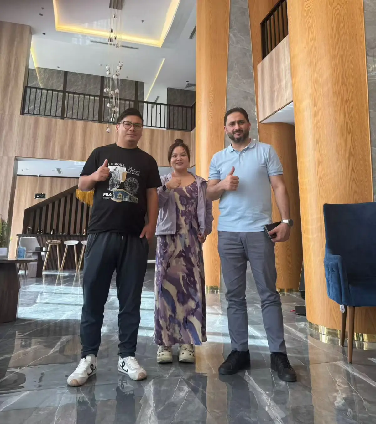 EASTGLOVES team meeting with an international customer