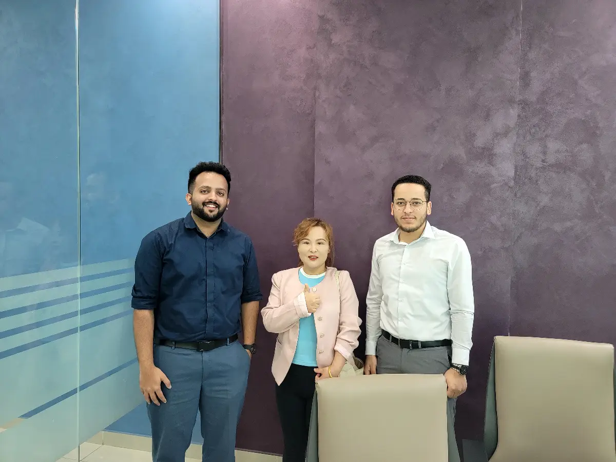 EASTGLOVES representative meeting international buyers